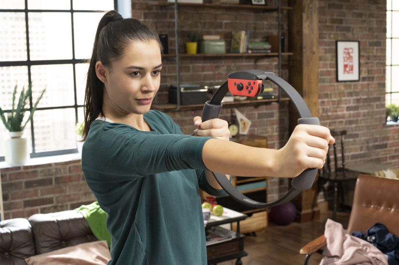 Quetschen, dehnen, strecken, pressen, hüpfen, laufen ... "Ring Fit Adventure" ist ein Ganzkörper-Workout, das wunderbar in ein spielerisches Erlebnis eingebettet ist.