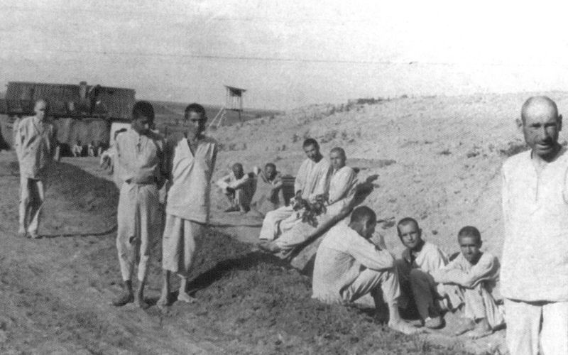 In den Arbeitslagern wie hier in Priwolschki (1941) arbeiteten die Gefangenen bis zur Erschöpfung. Täglich bis zu zwölf Stunden und länger mussten sie schuften.