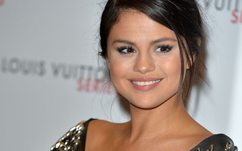 Fans fragten sich 2017, was mit Selena Gomez los sei. Der einstige Disney-Star schien wie vom Erdboden verschluckt. Wie dann bekannt wurde, hatte das auch einen triftigen Grund: Die Sängerin benötigte eine Organtransplantation. Eine Freundin spendete ihr eine Niere.