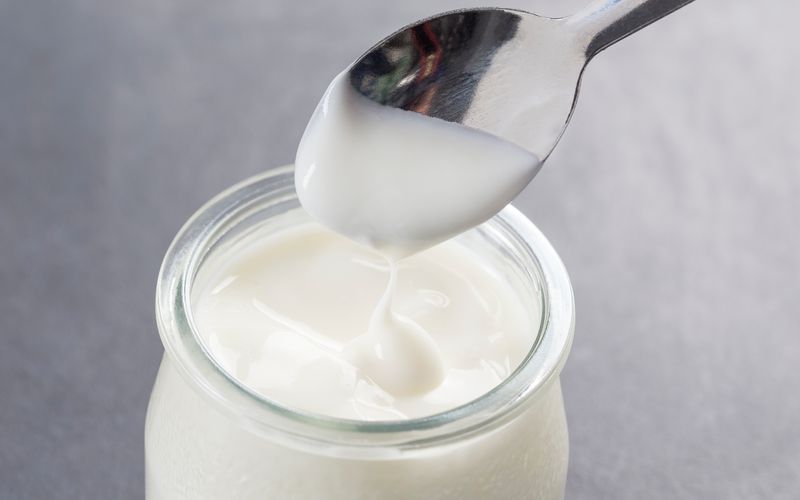 Viele Menschen schwören auf Joghurt zum Frühstück. Tatsächlich ist ungesüßter Naturjoghurt sehr gesund - allerdings sollten Sie frühmorgens darauf verzichten. Der Grund: Die im Joghurt enthaltenen Milchsäurebakterien verlieren bei leerem Magen ihren positiven Effekt und werden von der überschüssigen Magensäure abgetötet. 


