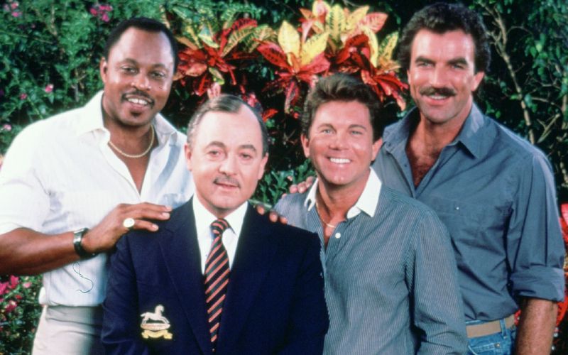 Sie waren acht Jahre ein schlagkräftiges und -fertiges Team, das auf Hawaii ermittelte (von links): Hubschrauberpilot T.C. (Roger E. Mosley), der Verwalter Jonathan Higgins (John Hillerman), Clubbetreiber Rick (Larry Manetti) standen Privatdetektiv Thomas Magnum (Tom Selleck) immer zur Seite.