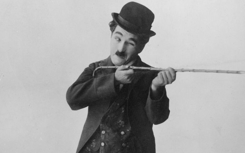 Charlie Chaplin gilt als größter Leinwand-Komiker aller Zeiten, mit "Goldrausch", "Lichter der Großstadt" und "Moderne Zeiten" schuf er unverwüstliche Klassiker. Am 30. April widmet ARTE ihm einen Themenabend und auch unsere Galerie feiert den Slapstick-König mit einem Blick auf sein bewegendes Leben und seine wechselvolle Karriere.