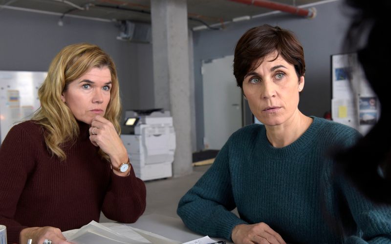 Nach dem Tod eines Bauarbeiters wittern die Journalistinnen Karin (Anke Engelke, links) und Rommy (Nina Kunzendorf) einen Skandal.