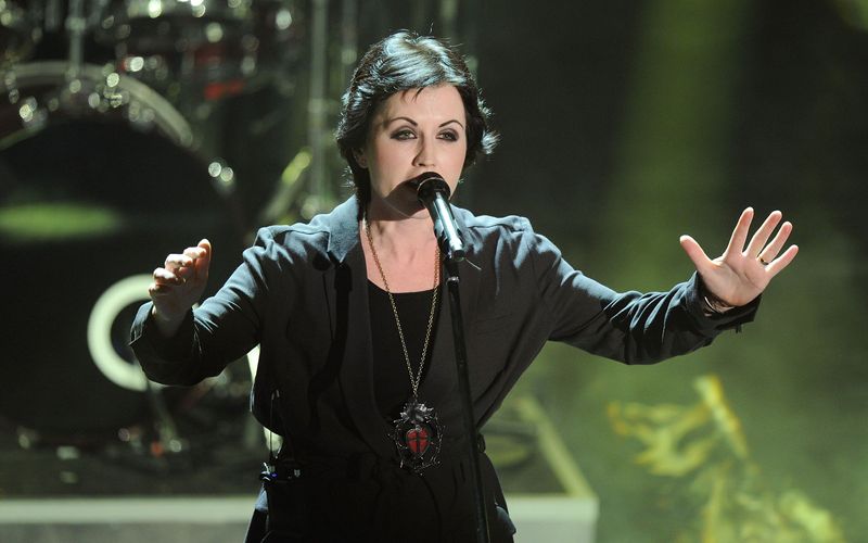 Popmusik wird nicht zuletzt dafür geliebt, dass sie auf persönliche Weise bewegen kann. Doch auch größere Themen und soziale Missstände sind seit jeher Teil ihres Repertoires, wie etwa im Fall der Anti-Kriegs-Hymne "Zombie" von den Cranberries. Anlässlich des neuen Unplugged-Albums der Band blickt die Galerie auf die großen Protestsongs der Popgeschichte.