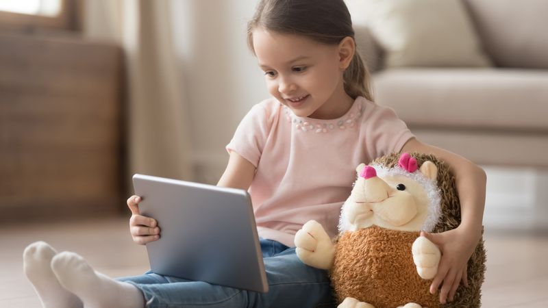 Heutzutage ist es kaum noch möglich, Kinder von Smartphones, Tablets und Computern fernzuhalten. Medien sind faszinierend und allgegenwärtig. Doch verteufeln Sie es nicht gleich, sondern streben Sie lieber eine sinnvolle Medienerziehung an. Wir geben Ihnen Tipps für eine altersgerechte Nutzung von Games und Apps.
