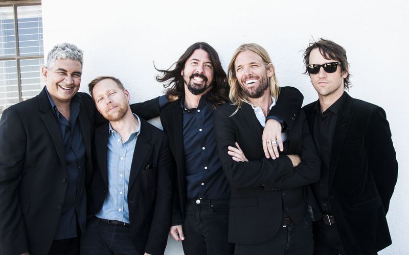 Zunächst waren die Foo Fighters mehr oder weniger ein Ein-Mann-Projekt für Ex-Nirvana-Schlagzeuger Dave Grohl (Mitte). Erst im Laufe der Zeit scharte er eine Band um, zu den frühesten Mitglieder zählten Bassist Nate Mendel (zweiter von links) und Schlagzeuger Taylor Hawkins (zweiter von rechts).