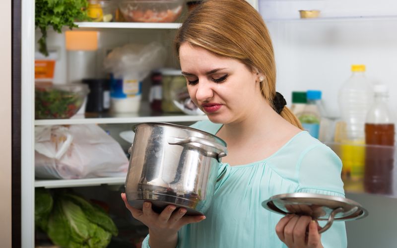 Aus Sorge vor gesundheitlichen Folgen werden viel zu viele Lebensmittel zu früh entsorgt. Sollten Sie einmal vergessen haben, etwas in den Kühlschrank zu stellen, prüfen Sie mit Ihren Sinnen die Genießbarkeit: Schauen Sie das Gericht zunächst an. Danach riechen Sie daran und probieren eine kleine Menge. Stellen Sie keine Veränderungen zum Ursprungszustand fest, ist die Speise weiterhin genießbar. Andernfalls sollten Sie auf den Verzehr verzichten. 

