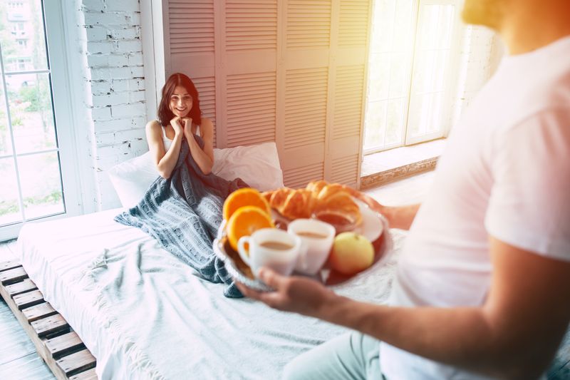 Fangen wir am Morgen des Valentinstages an: Wie wäre es mit einem ausgiebigen Frühstück? Heute aber mal nicht am Küchentisch, sondern im Bett - das gönnt man sich sonst doch eher selten. Bereiten Sie für Ihren Partner oder Ihre Partnerin all die Köstlichkeiten vor, die man sich für einen herrlichen Brunch wünscht und überraschen ihn oder sie am Morgen.