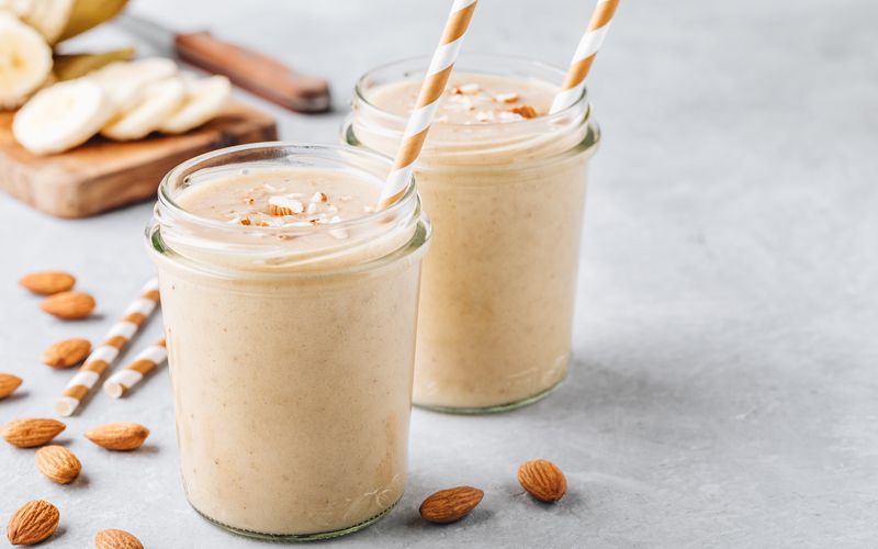 Für den perfekten Start in den Tag über Nacht eine Tasse Haferflocken (Energiespender, die uns bis zum Mittagessen satt machen) in Mandelmilch einweichen. Am Morgen mit einer halben Banane, einem Esslöffel Mandelmus und Beeren Ihrer Wahl mixen. Als Topping einzelne Beeren sowie Kokossplitter und Kakao darüber streuen. Lecker!