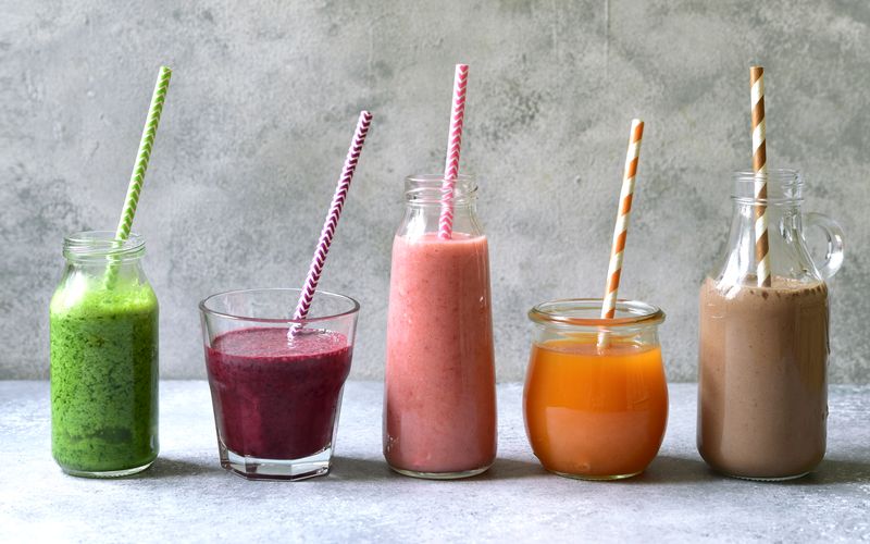 Smoothies können beim Entgiften, Aufwachen oder Muskelaufbau helfen. Wir haben zwölf Geschmacksrichtungen in der Galerie zusammengestellt. Aber bitte denken Sie dran: Fügen Sie keinen Zucker hinzu und verwenden Sie natürliche Zutaten. Gefrorene Gemüse und Früchte sind absolut okay, sie sollten allerdings nicht verarbeitet sein. Viel Spaß beim Mixen und Genießen!