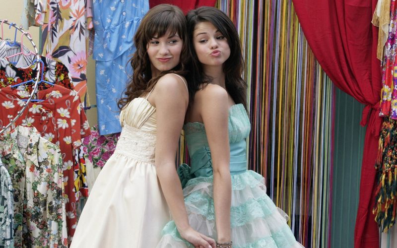 Demi Lovato (links) und Selena Gomez waren nicht nur im Disney-Film "Prinzessinnen Schutzprogramm" beste Freundinnen: Beide hatten ihre ersten Auftritte in der Serie "Barney und seine Freunde" (2003). Und auch Lovato fuhr zweigleisig: Sie war ab 2008 Star der "Camp Rock"-Filme und veröffentlichte zeitgleich auch ihr erstes Album "Don't Forget", das in den USA Platz zwei der Charts erreichte.