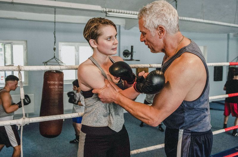 Sanela Beara (Nadja Bobyleva) mit ihrem Vater Tomislaw (Ralph Herforth), der einen Boxclub leitet: Sie ist eine echte Kämpferin.