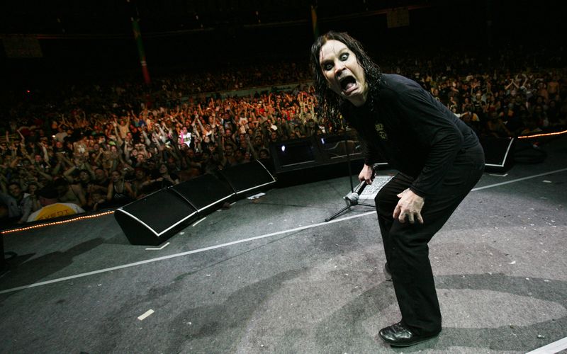 "Ich bin gewohnt, mich über Leute aufzuregen, die mich nicht verstehen, aber jetzt habe ich eine Karriere daraus gemacht." Dies schrieb Ozzy Osbourne in seiner 2009 erschienen Autobiografie "I Am Ozzy". Das Zitat fasst tatsächlich sehr treffend seine turbulente Musikkarriere zusammen, in der sich Erfolge und Skandale in etwa die Waage halten ...