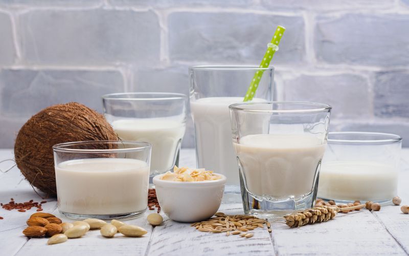 Es fällt heutzutage nicht schwer, auf Kuhmilch zu verzichten, denn die Auswahl an Milchersatzprodukten wächst. Längst sind Pflanzendrinks aus Soja, Hafer oder auch Mandel erhältlich - für jeden ist etwas dabei. Wir zeigen Ihnen, was der Markt zu bieten hat und welche Alternative wirklich etwas taugt.
