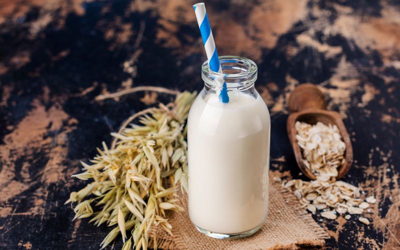 Ob Laktoseintoleranz oder Veganismus: Es gibt verschiedene Gründe, weswegen Menschen auf herkömmliche Kuhmilch verzichten. Gerade beim Backen bieten sich dafür viele Alternativen: am besten eigenen sich Pflanzendrinks aus Hafer, Soja, Mandel oder Reis. Aber auch Wasser kann notfalls die benötigte Flüssigkeit ersetzen. Bei fruchtigem Gebäck können Sie stattdessen auf die gleiche Menge Orangensaft zurückgreifen.