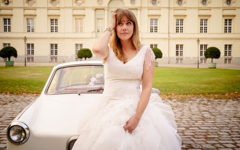 Lolle (Felicitas Woll) ist sich unsicher: Wen soll sie denn nun heiraten?