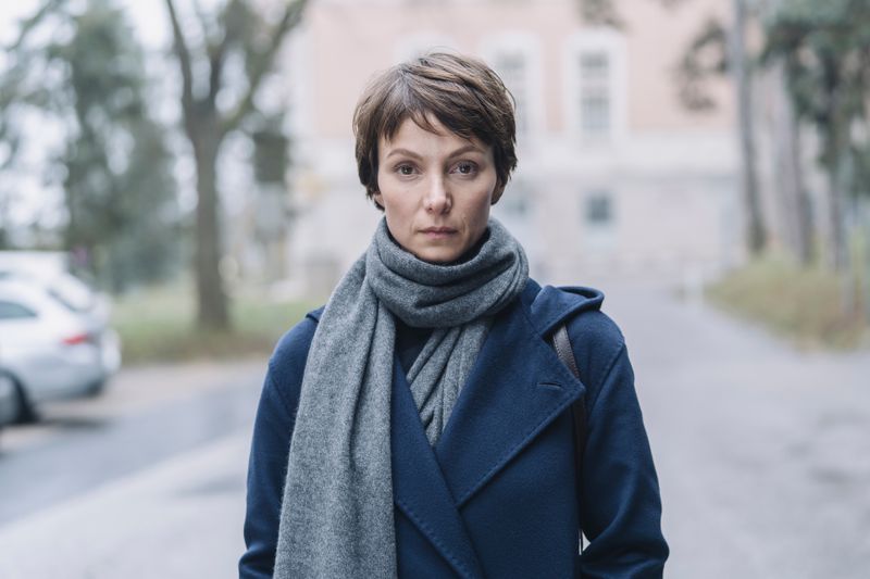 Karla Eckhardt (Julia Koschitz) vor der Psychiatrischen Klinik in Wien: Es gilt, die Schuldfähigkeit eines Täters zu überprüfen.
