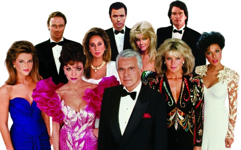 Eine der absoluten Kultserien der 80er-Jahre: Nicht nur in den USA zählte "Dynasty", das in Deutschland als "Der Denver-Clan" ausgestrahlt wurde, zu den TV-Straßenfegern des Jahrzehnts. Die Darsteller, allen voran Joan Collins (dritte von links) als Biest Alexis, wurden zu Weltstars. Doch wie ging ihre Karriere weiter, nachdem die Serie 1989 abgesetzt wurde?