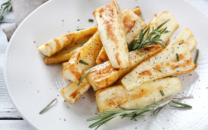 Pastinaken kennen viele vor allem als Babynahrung. Doch die herb-süße Wurzel hat weitaus mehr zu bieten: Im Ofen gebacken stellt sie die perfekte Beilage für Fleischgerichte dar. Wem sie zu süß schmeckt, der kann stattdessen auf die herbere Petersilenwurzel zurückgreifen. Die Zubereitung ist dabei die gleiche ...