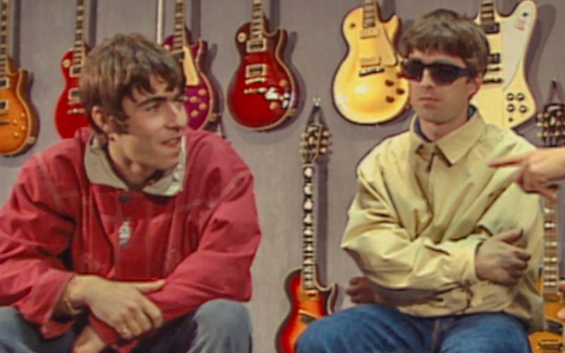 Zwei Zitate bringen die ewige Hassliebe der Gallagher-Brüder wohl auf den Punkt: Noel (rechts) hält seinen Bruder nicht für den Hellsten: "Er ist ein Mann mit einer Gabel in einer Welt voller Suppe." Liam hingegen liebt, ja "verehrt" seinen Bruder sogar - als Mensch: "Aber als Typ im Musikbusiness ist er einer der größten Schw.... überhaupt!"
