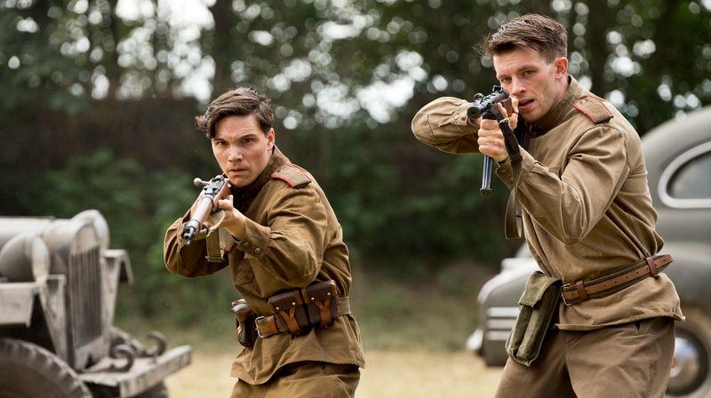 Walter (Jannis Niewöhner, rechts) und Wolfgang (Sebastian Urzendowsky) greifen an ...