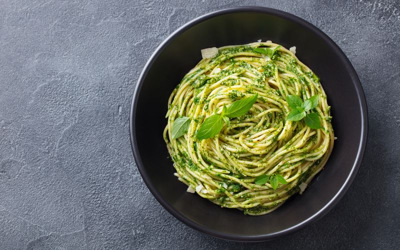 Nudeln sind ein wahres Allround-Talent. Ob mit Tomatensauce, Pesto oder mit Knoblauch und Öl - der Klassiker kann so einfach und vielseitig sein. 

