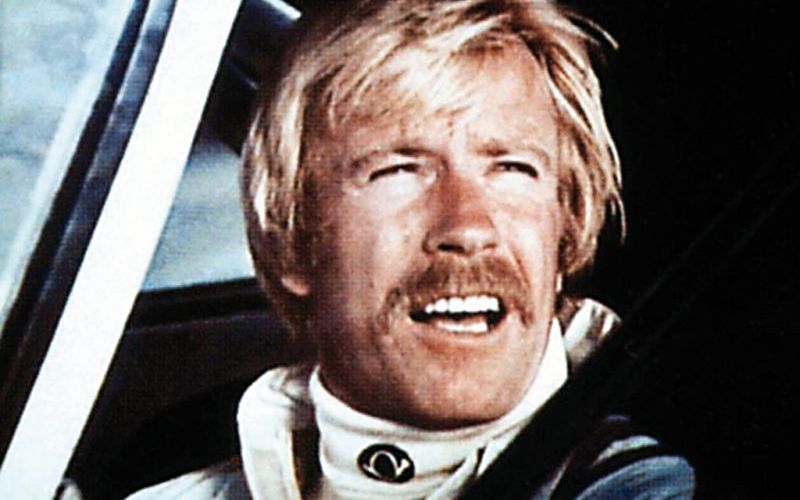 "Chuck Norris braucht ein Stunt-Double - aber nur in Szenen, in denen er weinen soll." Dass er ein ganz, ganz Harter ist, stellte Norris von Anfang an unter Beweis. In "Black Tiger" spielte er eine seiner ersten Hauptrollen, kämpfte sich durch den Dschungel von Vietnam - damals, in seiner Frühphase, noch mit schickem Schnurrbart.