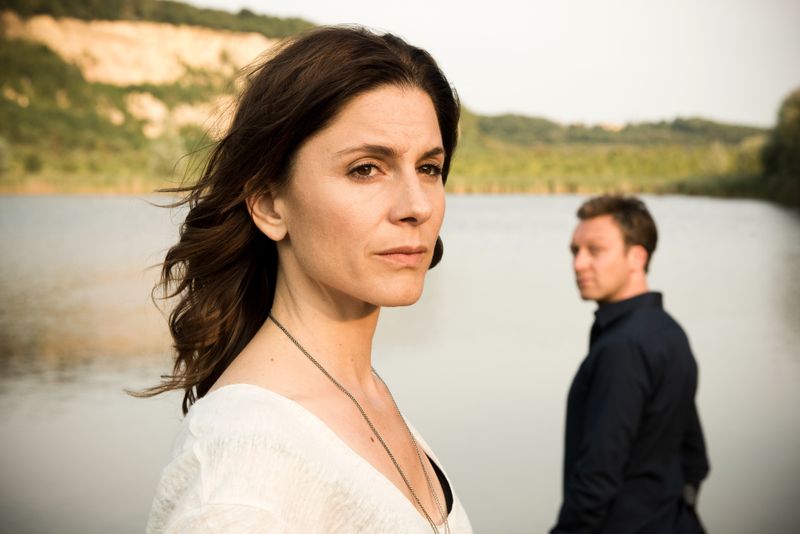 Den See, an dem Marlon ermordet wurde, kennt Judith (Christina Hecke) noch aus ihrer Kindheit. Freddy (Robin Sondermann) erfährt endlich mehr über seine Kollegin.