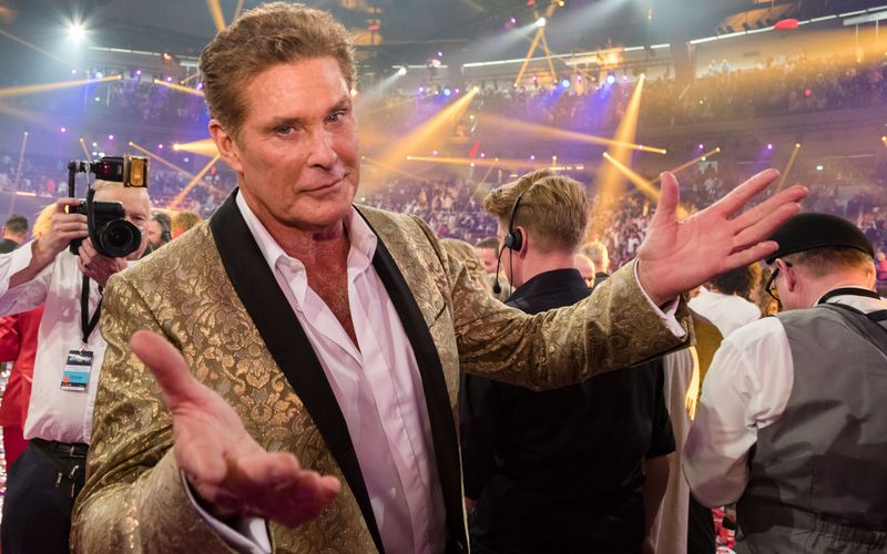 David Hasselhoffs Familie stammt väterlicherseits aus der Nähe von Bremen. Kein Wunder also, dass der Sänger und Schauspieler in keinem anderen Land so verehrt wird wie hierzulande. Oder liegt es doch eher an seinem größten Hit: dem als "Freiheitshymne" verschrienen Song "Happy Looking For Freedem", der im Jahr des Mauerfalls erschien? Hasselhiff ist auf jeden Fall nur einer von zahlreichen internationalen Promis mit deutschen Wurzeln ...