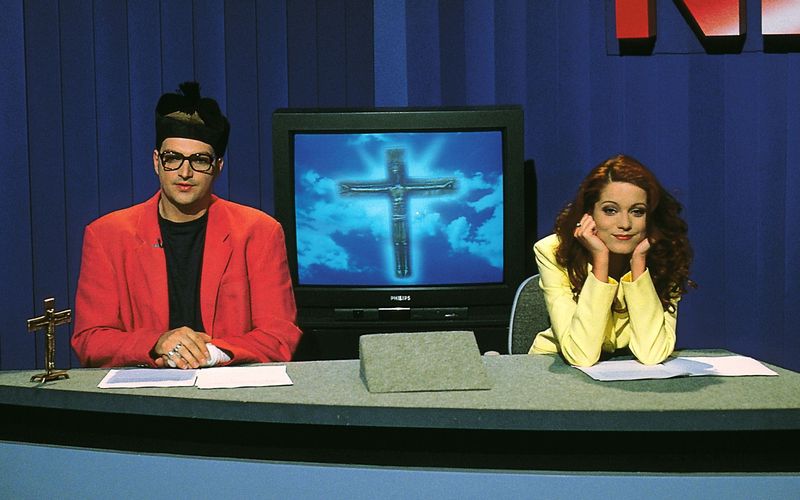 Esther Schweins präsentierte, zusammen mit Stefan Jürgens, in den "Samstag-Nacht-News" unsinnige Nachrichten aus der ganzen Welt. Ihr komödiantisches Talent zeigte die gelernte Theaterschauspielerin vor allem bei ihren Parodien: als MTV-Moderatorin Kristiane Kacker und Verona-Feldbusch-Karikatur in der fiktiven Talkshow "Piep!".