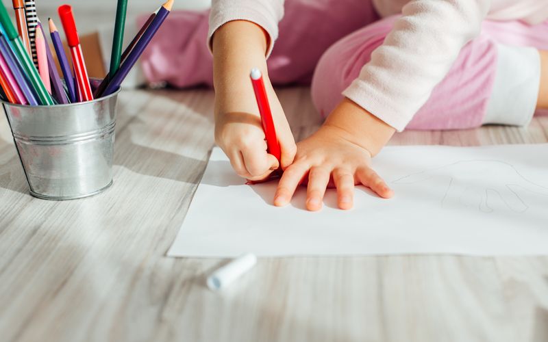 Wenn sich die lieben Kleinen am elterlichen Schreibtisch austoben, hinterlässt das manchmal unschöne Stift-Flecken auf Tisch, Kleidung oder Boden. Erwachsene nutzen hingegen zuweilen ahnungslos den Permanentmarker, um die Magnettafel zu beschriften. Mit Wasser alleine kommt man dann nicht weit. Doch keine Sorge: Dafür findet sich eine Lösung.