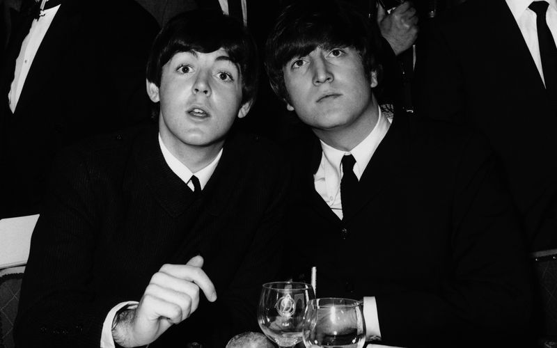 Die Kompositionen von Paul McCartney (links) und John Lennon gingen um die Welt - die Beatles wurden zur erfolgreichsten Band der Musikgeschichte. Nun erinnert sich McCartney auf Radio 2 an die Anfangszeit der beiden. 