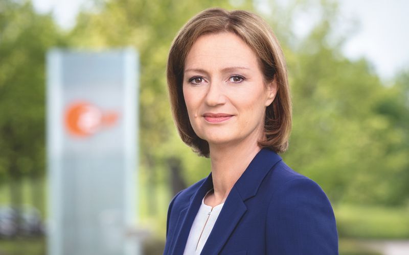 Bettina Schausten, 58, ist seit 1. Oktober 2022 Chefredakteurin des ZDF. Damit ist sie zwar sieben Jahre jünger als ihre durchschnittlichen Zuschauer, dennoch muss die renommierte Politik-Journalistin einen Spagat vollführen: Die immer noch große alte Zielgruppe muss erhalten bleiben - und jüngere müssen dazukommen. Aber wie soll das gehen?