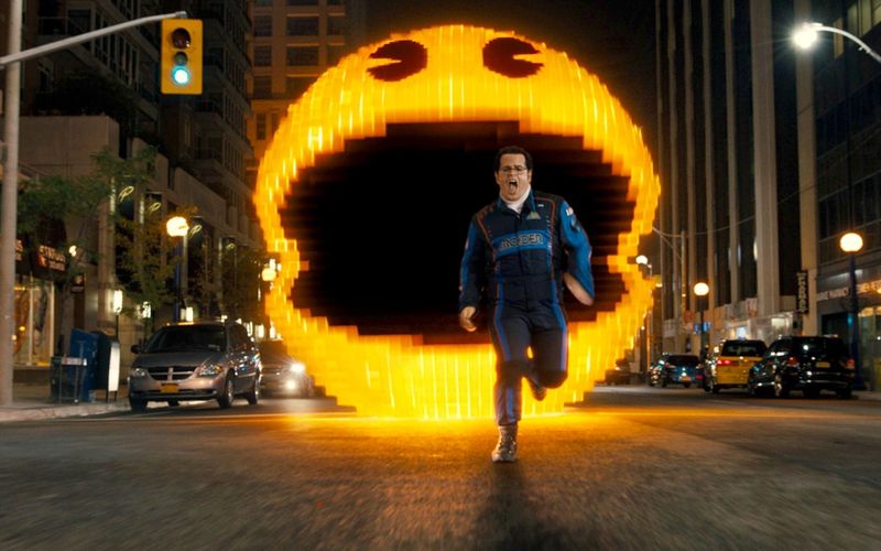 Ein Monster-"Pac-Man" in den Straßen von New York: In der Komödie "Pixels" bedrohen außerirdische Computerspiel-Mächte die Menschen wie Ludlow (Josh Gad).