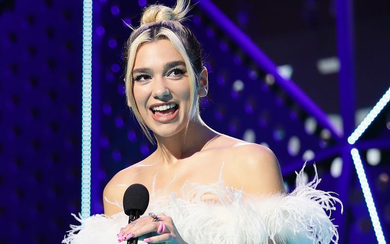 Dua Lipa wurde 1995 in London geboren, ihre Eltern stammen aus dem Kosovo. Als sie 13 Jahre alt war, zog die Familie nach Pristina, aber nur zwei Jahre später kehrte Dua zurück nach England.