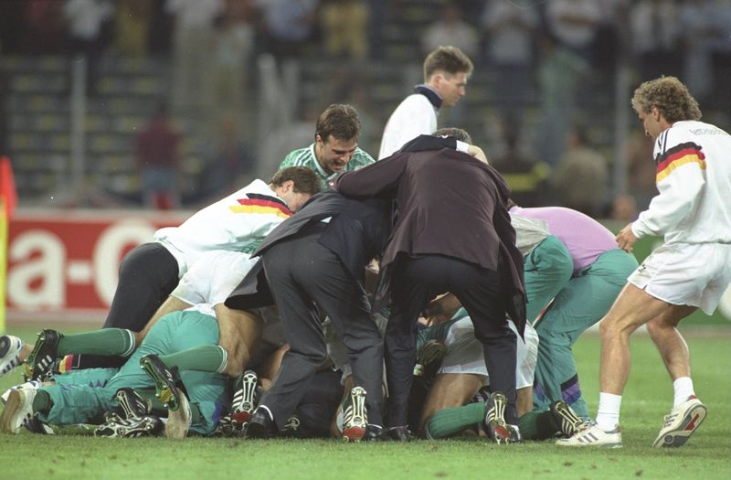 Die WM 1990 ging in die Fußballgeschichte ein. Erstmals nach dem Zweiten Weltkrieg trat das Team für das wiedervereinigte Deutschland an. 22 Spieler umfasste der Kader - Paul Steiner war der Älteste, Andreas Möller der Jüngste. Was wurde aus den Spielern von damals? Ein Blick zurück und die Gegenwart ..