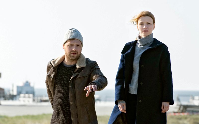 Mit Kollege Michael Brandt (Christoph Letkowski) stellt Ria Larsen (Karoline Schuch) Ermittlungen an.