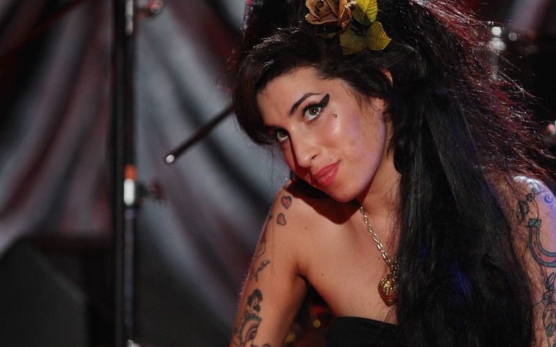 Es gab in der Pop-Geschichte viele große Sängerinnen, aber nur sehr wenige, deren Stimme man schon nach einer Sekunde erkennt. Amy Winehouse war so eine Sängerin. Sie bewegte sich mit ihrer markanten Alt-Stimme souverän zwischen Soul, Jazz und R'n'B, wurde aber auch modernen Pop-Ansprüchen gerecht. Ein echtes Jahrhunderttalent - leider viel zu früh verstummt.