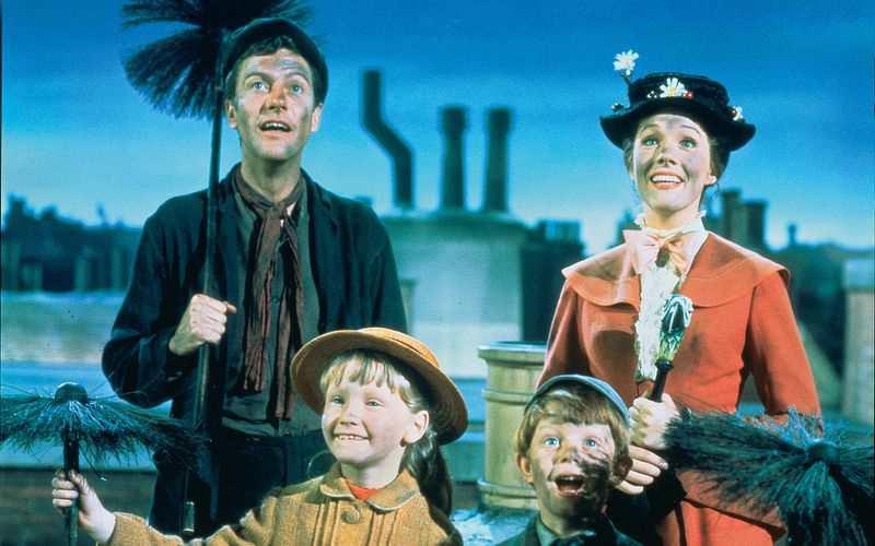 Seinen ersten großen Erfolg feierte er 1960 im Broadway-Musical "Bye Bye Birdie", er bekam seine eigene Sitcom, bevor er sich bereits 1966 unsterblich machte: Im Disney-Klassiker "Mary Poppins" verkörperte Dick Van Dyke (links) den Schornsteinfeger Bert, der gemeinsam mit der Titelfigur (Julie Andrews, rechts) den Zungenbrecher-Song "Supercalifragilisticexpialigetisch" zum Besten gibt.