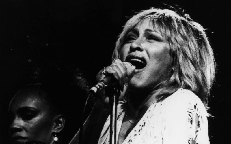 Die Nachricht von ihrem Tod am 24. Mai 2023 erschütterte die ganze Welt, man wird sie nie vergessen: Tina Turner feierte ihre größten Erfolge mit Pop und R'n'B, doch auch in der Rockmusik hinterließ sie große Fußabdrücke. Ihr energiegeladener Performance-Stil setzte neue Maßstäbe und wenn man einige ihrer frühen Hits hört, etwa "Nutbush City Limits", muss man ohne Wenn und Aber anerkennen: Ja, die Frau wusste, wie man rockt!
