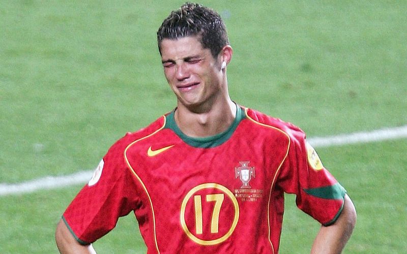 Seit jeher schämt sich Cristiano Ronaldo nicht, seine Tränen zu zeigen - nach dem verlorenen EM-Finale 2004 (Bild) hatte der portugiesische Weltstar auch allen Grund dazu. Ricardo Santos, der mit Ronaldo auf Madeira aufwuchs und Fußball spielte, verriet einst, dass er schon früh bei Niederlagen seine Emotionen zeigte, seine Teamkameraden hätten ihn damals "Cry Baby" ("Heulsuse") genannt. 