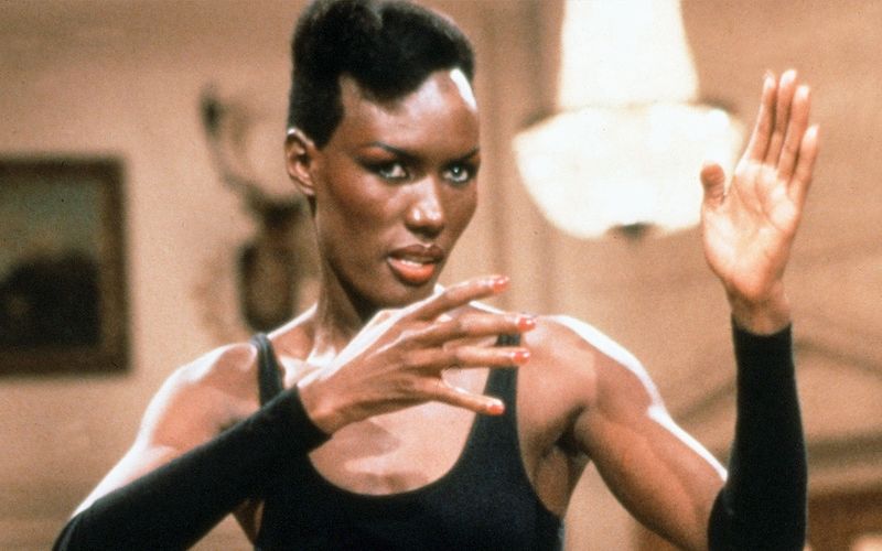 Die Bezeichnung "Bond-Girl" wirkt bei ihr deutlich zu niedlich: Die martialische May Day machte 007 doch ein klein wenig Angst. Sie war die ebenso liebeshungrige wie gefährliche Gegnerin von James Bond in "Im Angesicht des Todes". Mancher hält Grace Jones für die schlechteste Bond-Girl-Besetzung aller Zeiten. Aber immerhin ist sie eine, an die man sich erinnert.