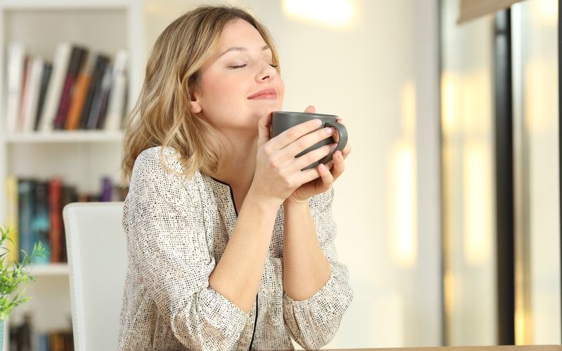 Wenn sie sich müde oder ausgelaugt fühlen, greifen viele Menschen quasi selbstverständlich zu der ein oder anderen Tasse Kaffee. Doch wussten Sie, dass es auch andere Lebensmittel gibt, die Ihrem Körper den nötigen Energieschub verpassen? Die Galerie verrät Ihnen, welche das sind.