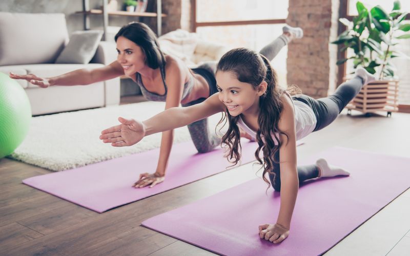 Für Sie ist Yoga die beste Art zu entspannen? Am liebsten würden Sie auch mit Ihren Kleinen Yoga praktizieren? Doch wie soll man einem vierjährigen Kind die komplizierten Yoga-Posen erklären? In der Galerie verraten wir Ihnen, wie das funktionieren kann und was Sie sonst noch über Kinderyoga wissen sollten. 