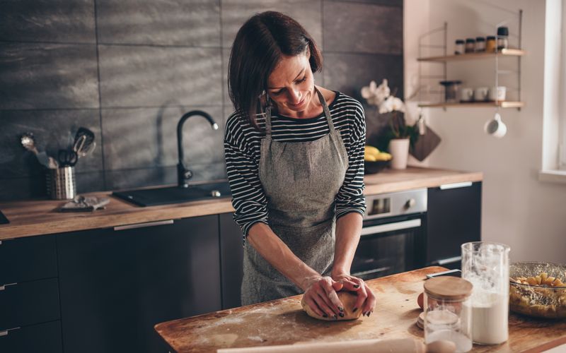 Sich sein eigenes Brot zu backen nimmt zu viel Zeit in Anspruch? Das muss nicht sein: Bei manchen Rezepten gelingt die Zubereitung mit nur wenigen Handgriffen. Noch dazu können Sie sich in der Zeit, in der der Teig bäckt oder ruht, wunderbar anderen Dingen widmen. Die nachfolgenden Rezepte lassen sich leicht nachbacken und nach Belieben verändern.

