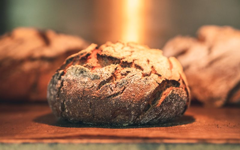 Plätzchen, Torten und Kuchen backen viele. Doch wie sieht es mit Brot aus? Immer mehr Menschen interessieren sich dafür, ihr Lieblingsbrot selbst zu backen. Aber wie geht das eigentlich? Wir zeigen Ihnen die einfachsten und besten Rezepte für verschiedene Arten von Brot - mit und ohne Hefe.