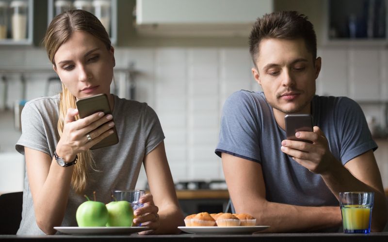 Das Handy ist immer und überall dabei - das ist zwar praktisch, denn das Telefon ist längst zum Alltagshelfer geworden. Doch immer öfter sind Menschen genervt von der ständigen Erreichbarkeit. Wie wäre es, dem digitalen Stress einfach mal für eine Weile "goodbye" zu sagen und auf das Smartphone zu verzichten? Wir verraten Ihnen in der Galerie, wie es mit dem "Digital Detox" klappen kann ...