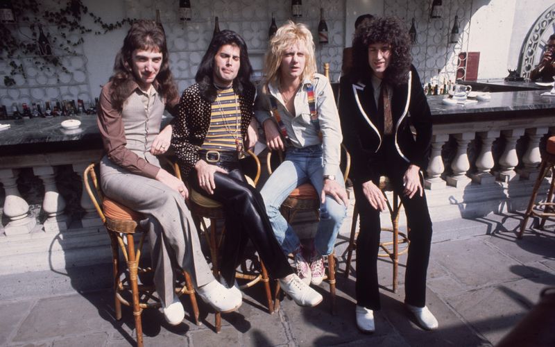 Ob Freddie Mercury auch als Sänger einer Band namens "Smile" unsterblich geworden wäre? Wahrscheinlich schon. Der Name, den sich die Band des viel zu früh verstorbenen Exzentrikers nach dem Weggang ihres ersten Sängers Tim Staffell gab, passt allerdings noch besser zum exaltieren Rock der Briten: "Queen".