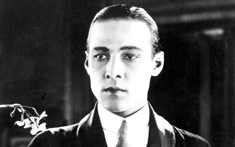 Rudolph Valentino war der Frauenschwarm der 20er-Jahre schlechthin. Der Schauspieler, der 1895 in Italien zur Welt kam, wurde mit Rollen als heißblütiger Liebhaber in Filmen wie "Der Sohn des Scheichs" weltberühmt. 1926 starb er im Alter von nur 31 Jahren an den Folgen eines Magengeschwürs - 100.000 Menschen sollen in New York zu seinem Begräbnis gekommen sein.