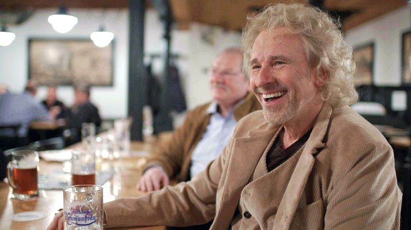 Nach einem langen "Lebenslinien"-Drehtag in seiner Heimatstadt Kulmbach gibt es für Thomas Gottschalk zum Feierabend ein Bierchen mit alten Freunden.